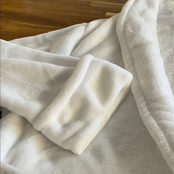 Croft & Barrow Soft White Robe - Picture 7 of 9